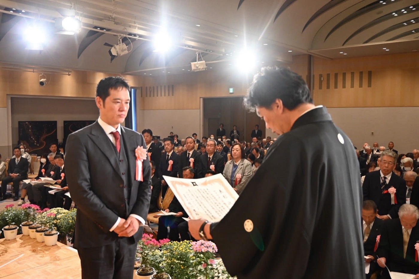 亀岡市自治功労者表彰式の成田渉代表